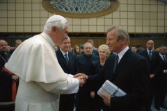 In Rome, Michael York presents The Pope with the New Testament of THE WORD OF PROMISE