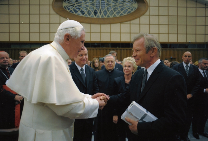 In Rome, Michael York presents The Pope with the New Testament of THE WORD OF PROMISE